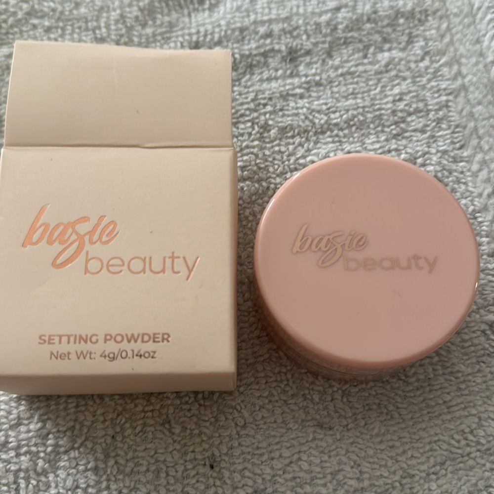 Basic Beauty Setting Powder in Translucent - Picture 3 of 3